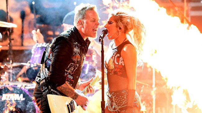 Vokalis Metallica James Hetfield mengalami gangguan mikrofon saat tampil membawakan Moth Into Flames bersama Lady Gaga dalam Grammy Awards 2017.