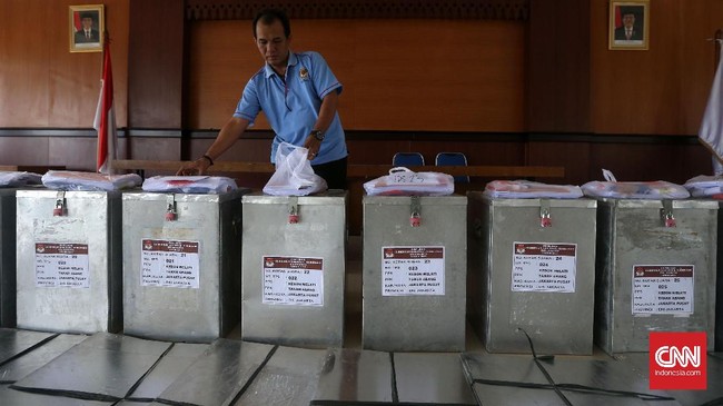 TPS untuk warga di kompleks TNI kemungkinan berada di luar wilayah tersebut. Sebab, ada larangan pendirian TPS di kompleks TNI.