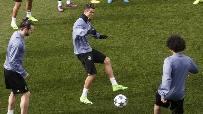 Sempat absen dalam sesi latihan, Cristiano Ronaldo, dipastikan siap tampil membela El Real melawan Napoli di Stadion Santiago Bernabeu.