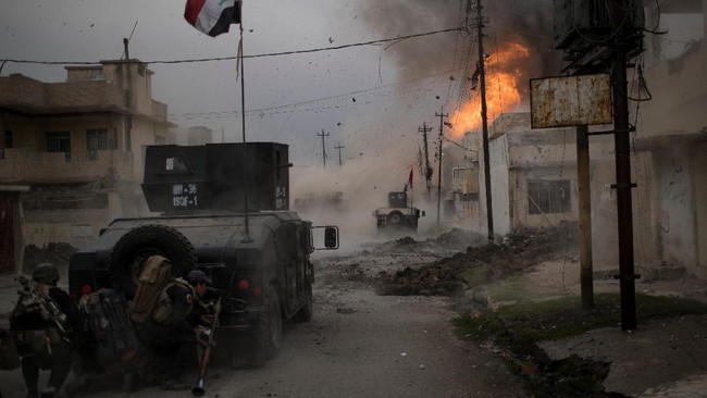 Amerika Serikat menyebut ISIS di Irak terdesak setelah pasukan pemerintah merebut bandara Mosul yang dikuasai kelompok teror itu sejak 2014.