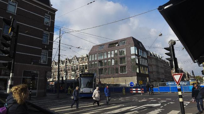 Mulai tahun depan kendaraan berbahan bakan bensin dan diesel akan dilarang beroperasi di Amsterdam.