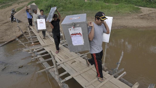 Berdasarkan Undang-Undang Pemilu, jumlah anggota PPK setiap kecamatan sebanyak tiga orang, tapi aturan lain menyebutkan, jumlah PPK lima orang.
