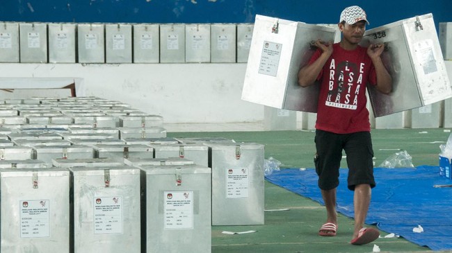 Djarot mengatakan kalau pihak berwajib akan mengamankan suasana, jadi ormas tak perlu ikut merepotkan diri.