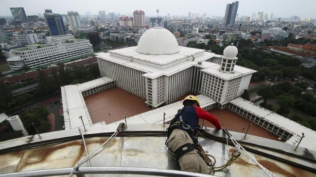 Masjid Istiqlal menyiapkan ruangan khusus, lift dengan kamera, hingga toilet berkarpet yang sesuai dengan standar Raja Arab, Salman bin Abdulaziz Al-saud.
