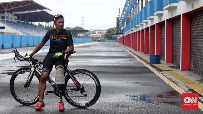 Kecelakaan saat membalap satu tahun silam boleh saja membuat M. Fadli kehilangan kaki kiri, tapi bukan mental juaranya. Ia pun kini tetap membalap.