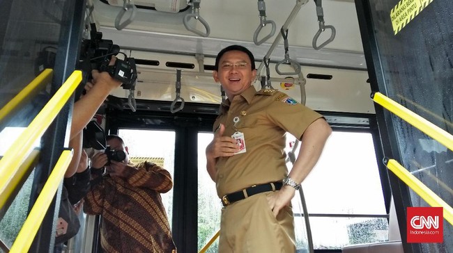 Gubernur Ahok sempat menggoda sopir bus vintage series Transjakarta dengan meminta membunyikan klakson dengan ucapan "om telolet om".