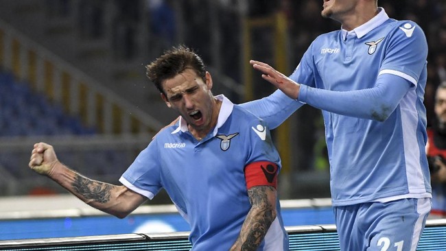 Penalti Lucas Biglia membawa Lazio unggul 1-0 di babak pertama atas AC Milan di Stadion Olimpico, Senin (13/2) waktu setempat.