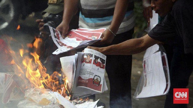 Ribuan surat suara dimusnahkan karena, selain berlebih, terdapat banyak cacat dari hasil pencetakan.