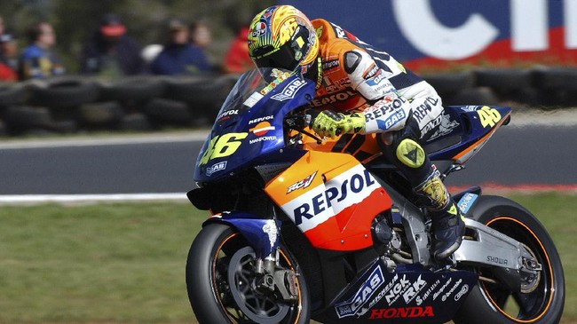 Valentino Rossi mendapat paket berisi bom yang dikirim kelompok anarkis Spanyol-Italia. Rossi diminta untuk mengakhiri kerja sama dengan Repsol Honda.