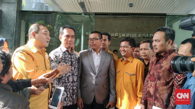 Anggota DPR Mukhtar Tompo melaporkan Presdir Freeport Chappy Hakim ke Bareskrim. Dia menyebut Chappy telah mempermalukan dan mengancam anggota dewan.