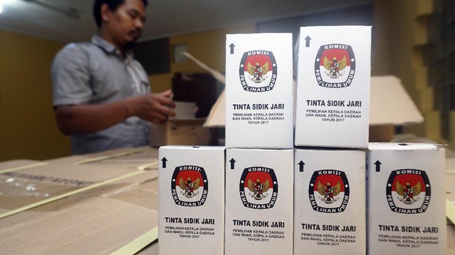 Belum ada laporan gangguan keamanan saat pilkada. Kendala ditemukan di Pati saat banjir menerjang yang membuat sejumlah TPS harus dipindahkan.