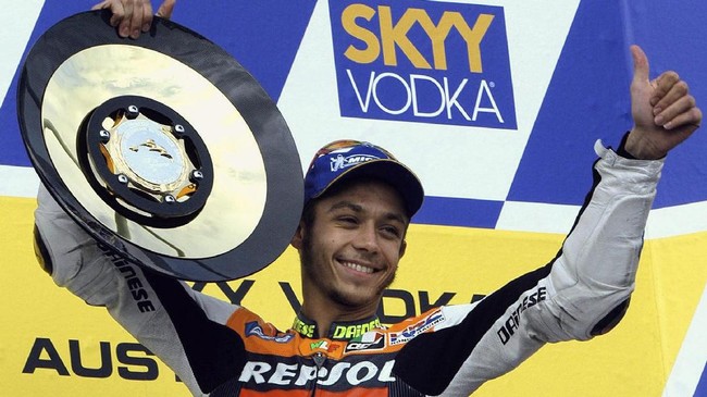 Mantan manajer Valentino Rossi di tim Honda, Guido Giavazzi, mengungkapkan alasan pebalap Italia itu pergi dari Honda karena ia bosan juara di tim itu.