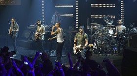 Firasat Kematian Chester Bennington dalam Lagunya