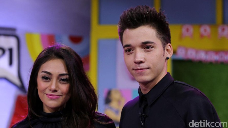 Celine Evangelista dikabarkan sudah hamil besar saat baru menilah dengan Stefan William. Namun hal tersebut dibantah ibu dua anak itu di acara 'Rumpi No Secret' belum lama ini.