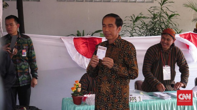 Presiden Jokowi menunggu selama lima menit sebelum dipersilakan masuk ke bilik suara.