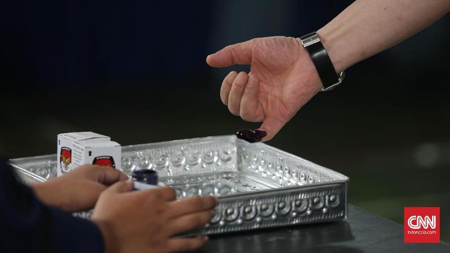 Warga negara Indonesia yang memiliki hak pilih akan melakukan pencoblosan dalam Pemilu Serentak 2024. Lantas, apakah TNI dan Polri boleh mencoblos di Pemilu?