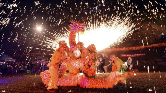 Parade Naga di Festival Lampion dipercaya bisa menangkal kesialan dan mendatangan keberuntungan. Naga juga diyakini bisa menjauhkan gagal panen.