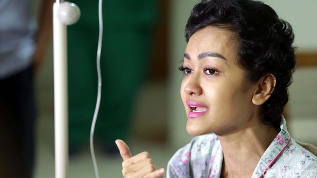Nama Julia Perez tercantum dalam daftar pemilih di RSCM, Jakarta. Sejumlah cara dilakukan pihak RS agar pasien dapat menggunakan hak pilihnya.
