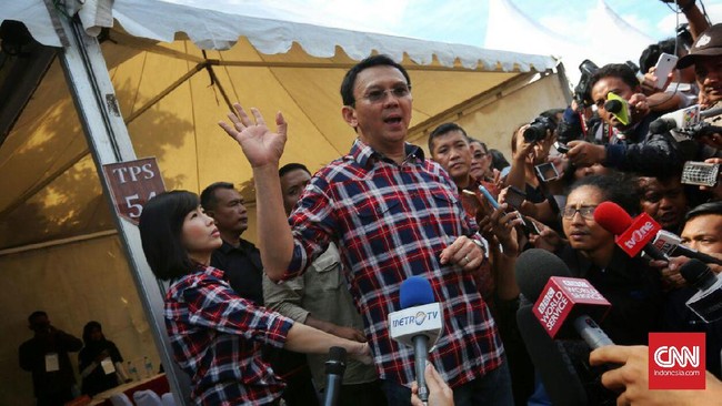 Ahok menyatakan dirinya saat menjadi anggota DPR menolak proyek KTP elektronik dan menyarankan pendataan warga menggunakan akses bank pembangunan daerah.