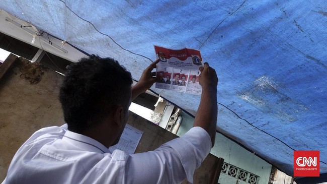 Saling kejar perolehan suara terjadi di Tempat Pemungutan Suara 17 di Jalan Petamburan III, Tanah Abang, Jakarta Pusat, wilayah kediaman Rizieq Shihab.