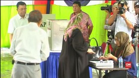 Gunakan Hak Suara di Pilkada DKI, Warga Datangi TPS