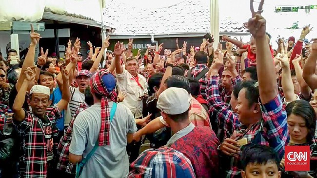 Jokowi era Pilgub DKI tercatat punya elektabilitas tinggi, terlepas dari kemeja kotak-kotaknya. Itu berbeda dengan Ganjar dan kemeja hitam putihnya saat ini.