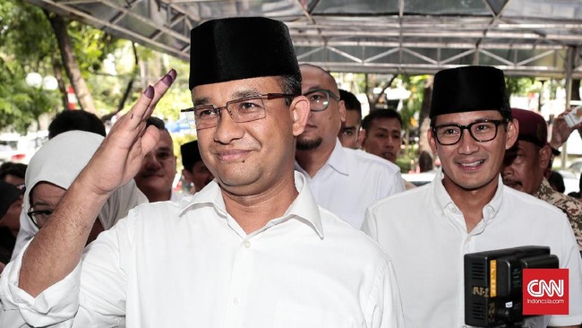 Masjid Al Bakrie terletak di kawasan perkantoran Ketua Dewan Pembina Partai Golkar, Aburizal Bakrie di Kuningan, Jakarta Selatan.