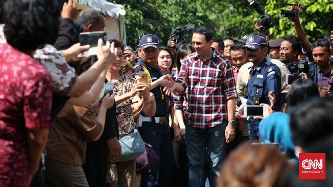 Ahok dan Djarot Syaiful Hidayat memperoleh 381 suara dari total suara yang dikumpulkan TPS 54 di kediamannya, Komplek Pantai Mutiara, Pluit, Jakarta Utara.