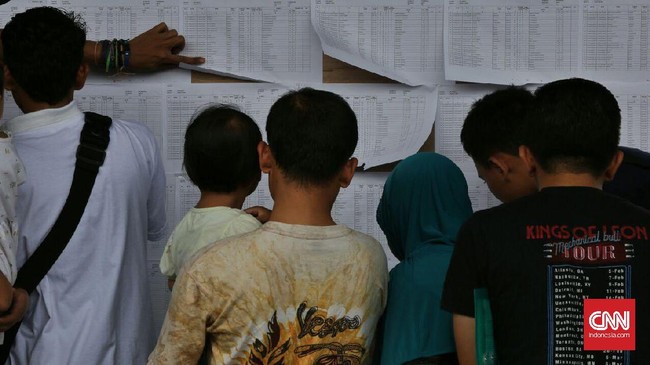 Warga menyampaikan adua lewat surat elektronik atau mendatangi posko pengaduan. Bawaslu akan mendata mereka agar dapat memilih di putaran dua.