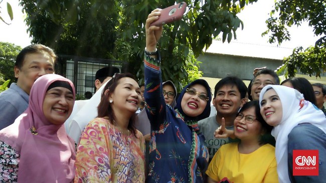 Sylviana Murni tak lagi berlaga di panggung Pilkada DKI Jakarta 2017. Dua kasus dugaan korupsi yang menjerat Sylvi masih menantinya di kepolisian.