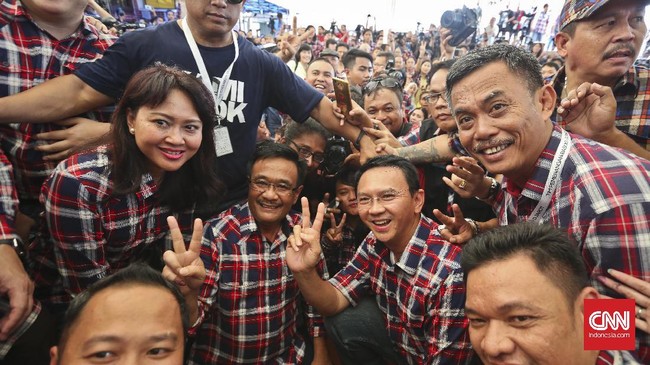 Ahok bertanya balik ketika ditanya soal spanduk penerapan syariat Islam yang membawa nama Anies-Sandi.