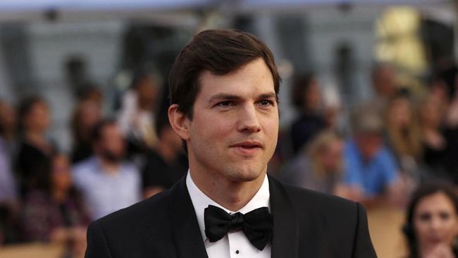 Aktor Ashton Kutcher berbagi nomor ponsel dan berjanji dirinya sendiri yang akan membalas semua pesan, namun hal itu diduga hanya promo platform media sosial.