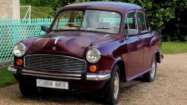 Saat itu, tiga atau empat dekade silam Hindustan Ambassador adalah sebuah kehormatan. Dia bukan sekedar mobil tapi anekdot dari cerita rakyat India.