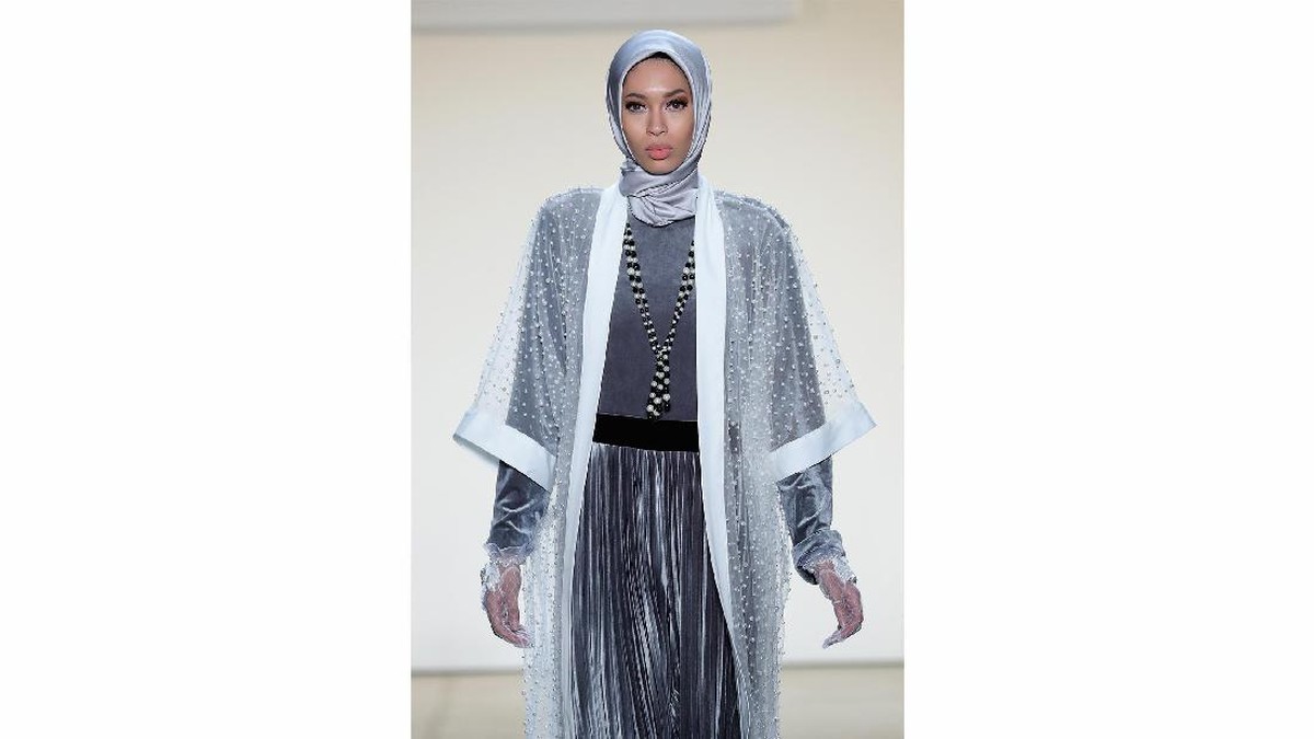 'Drama' Anniesa Hasibuan di New York Fashion Week 2017