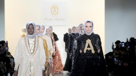 'Drama' Anniesa Hasibuan di New York Fashion Week 2017