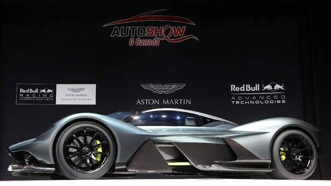 Aston Martin resmi memperkenalkan salah satu produk hypercar pertamanya di dunia, AM-RB 001. Mobil setara F1 yang hadir di jalan raya.