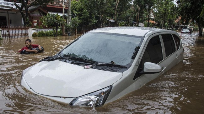 Perkara banjir yang melanda Jakarta kemarin masih menjadi omongan netizen pagi ini, mereka melontarkan berbagai alasan hingga cuitan kocak.