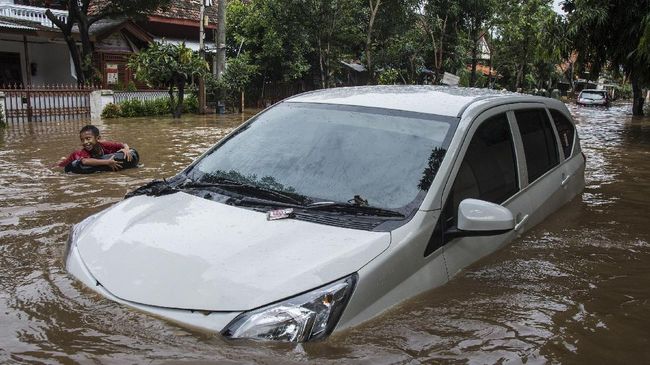 Cuitan Kocak Soal Banjir yang Masih Jadi Omongan Netizen Perkara banjir yang melanda Jakarta kemarin masih menjadi omongan netizen pagi ini, mereka melontarkan berbagai alasan hingga cuitan kocak.
