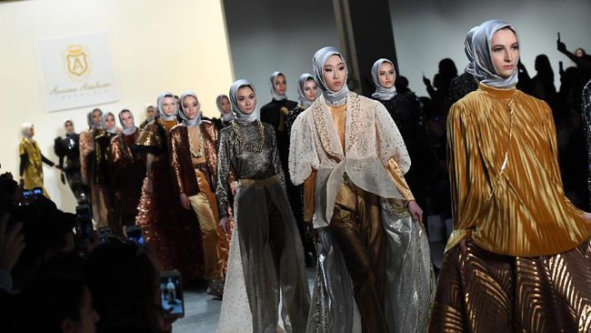 Barli Asmara, Dian Pelangi, Catherine Njoo, Melia Wijaya, Vivi Zubedi, dan label Doris Dorothea akan tampil di New York Fashion Week First Stage, 7 September.