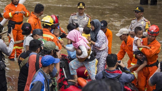 Daerah yang terendam banjir di antaranya Kelurahan Cibubur, Rambutan, Cililitan, Cawang, Kampung Melayu, Biadara Cina.