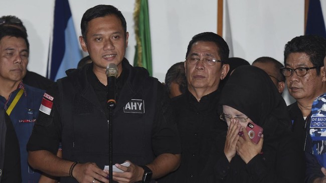 Usai mengakui kekalahannya di Pilkada DKI, Agus seolah menghilang dari kancah politik Jakarta. Dia diketahui berlibur ke Solo bersama keluarga besarnya.