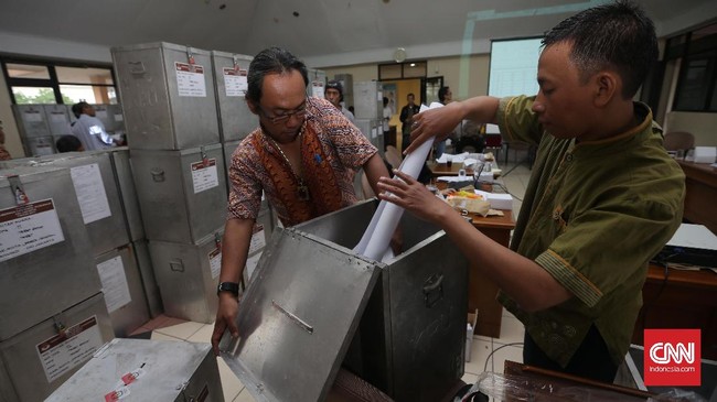 Merujuk UU Pilkada, Bawaslu menyatakan setiap orang yang menggunakan hak pilih orang lain diancam pidana penjara paling singkat dua tahun.