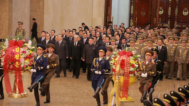 Pertama kalinya sejak pembunuhan Kim Jong Nam, Pemimpin Tertinggi Korut Kim Jong Un terlihat di hadapan publik, merayakan hari jadi ayahnya, Kim Jong Il.