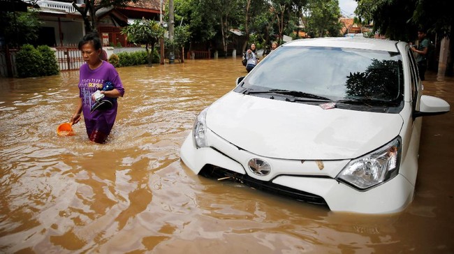 BNPB menetapkan status banjir di wilayah ibu kota memasuki tahap siaga dua dan tiga akibat hujan yang terus mengguyur sejak Selasa dini hari.