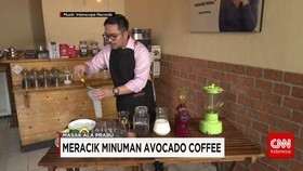 Meracik Minuman Avocado Coffee
