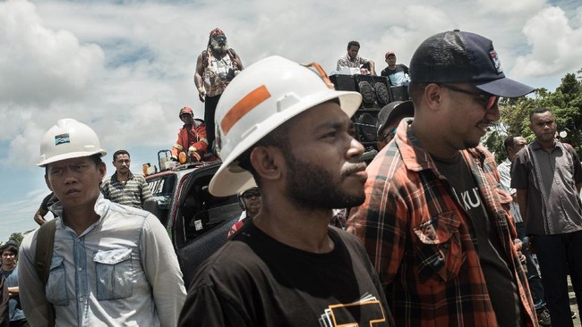 Disnakertrans-PR Mimika menyatakan karyawan permanen Freeport sebanyak 1.190 orang dikenakan program dirumahkan (forelock).