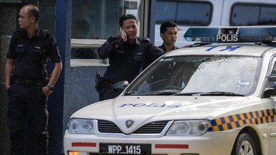 Members of the Malaysian Police man the main gate of the Forensic wing at the Hospital Kuala Lumpur in Kuala Lumpur on February 17, 2017, where the body of a North Korean man suspected to be Kim Jong-Nam, half-brother of a North Korean leader Kim Jon