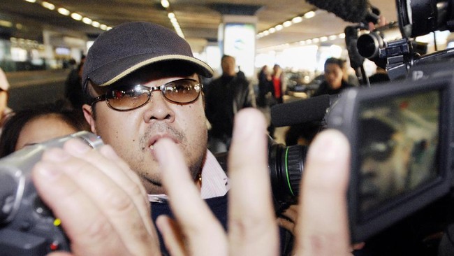 Tak hanya menghukum mati warga Korea Utara, Kim Jong Un juga beberapa kali dilaporkan mengeksekusi anggota keluarganya sendiri dengan cara keji.