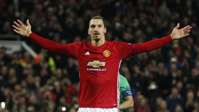 Striker Manchester United Zlatan Ibrahimovic dikabarkan menginginkan perpanjangan kontrak dua tahun di Old Trafford karena telah melampaui target klub.