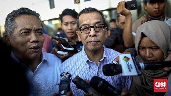 Eks Dirut PT Garuda Indonesia Emirsyah Satar ditetapkan sebagai tersangka tindak pidana pencucian uang oleh KPK. Emir sebelumnya juga berstatus tersangka suap.